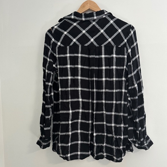 Old Navy Women’s Medium Long Sleeve Button Up Black Plaid Flannel Classic Fit - Picture 4 of 4